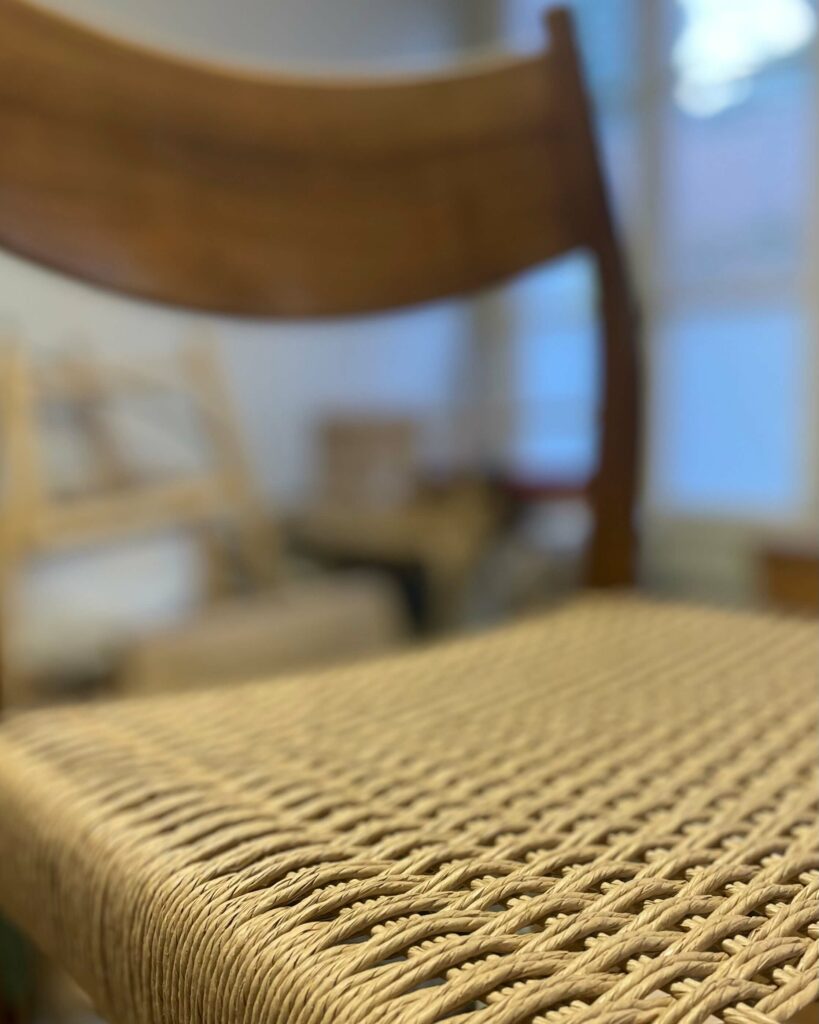 Chaise Gessef restaurée – bois verni et assise en corde danoise tressée à la main