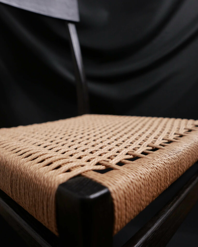Chaise artisanale en chêne massif avec assise tressée en corde danoise boisdelene
