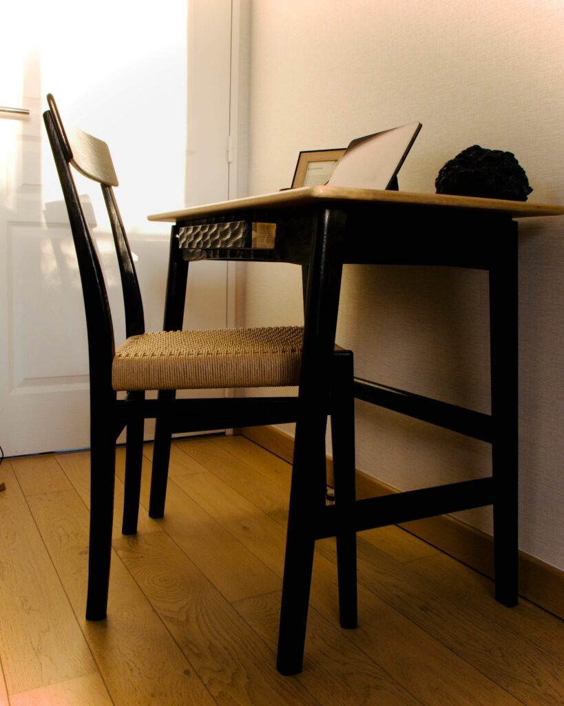 Bureau artisanal en chêne brûlé sur mesure
