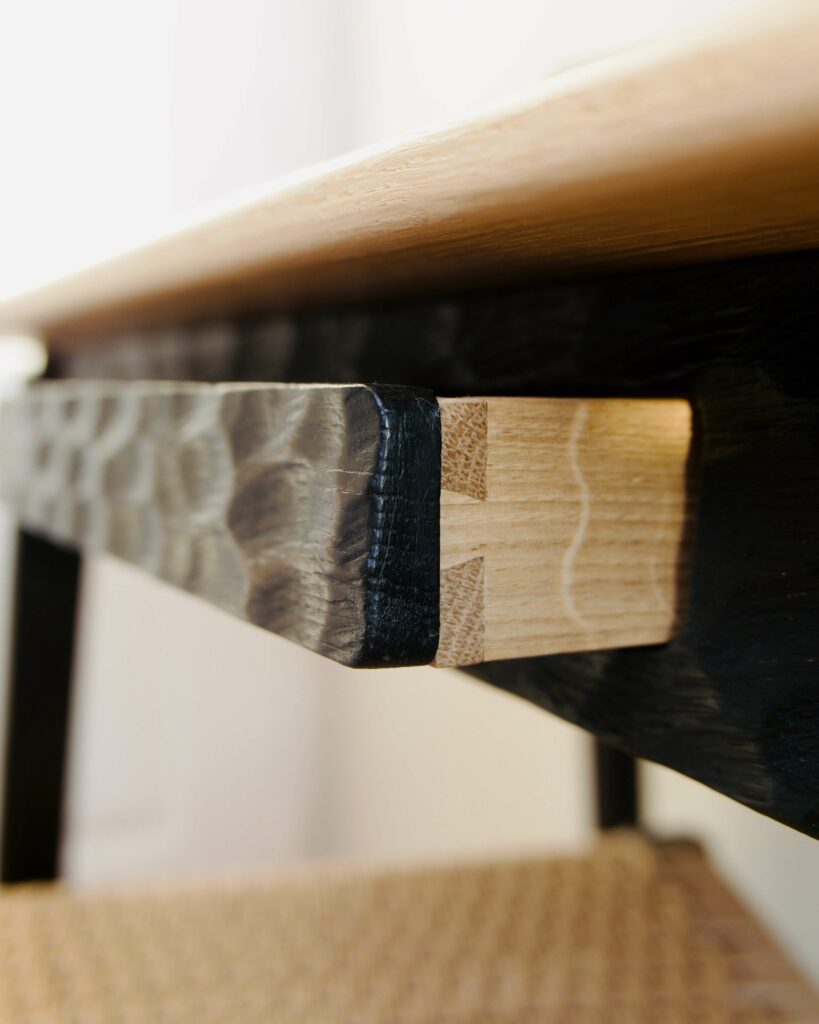 Bureau artisanal en chêne brûlé sur mesure