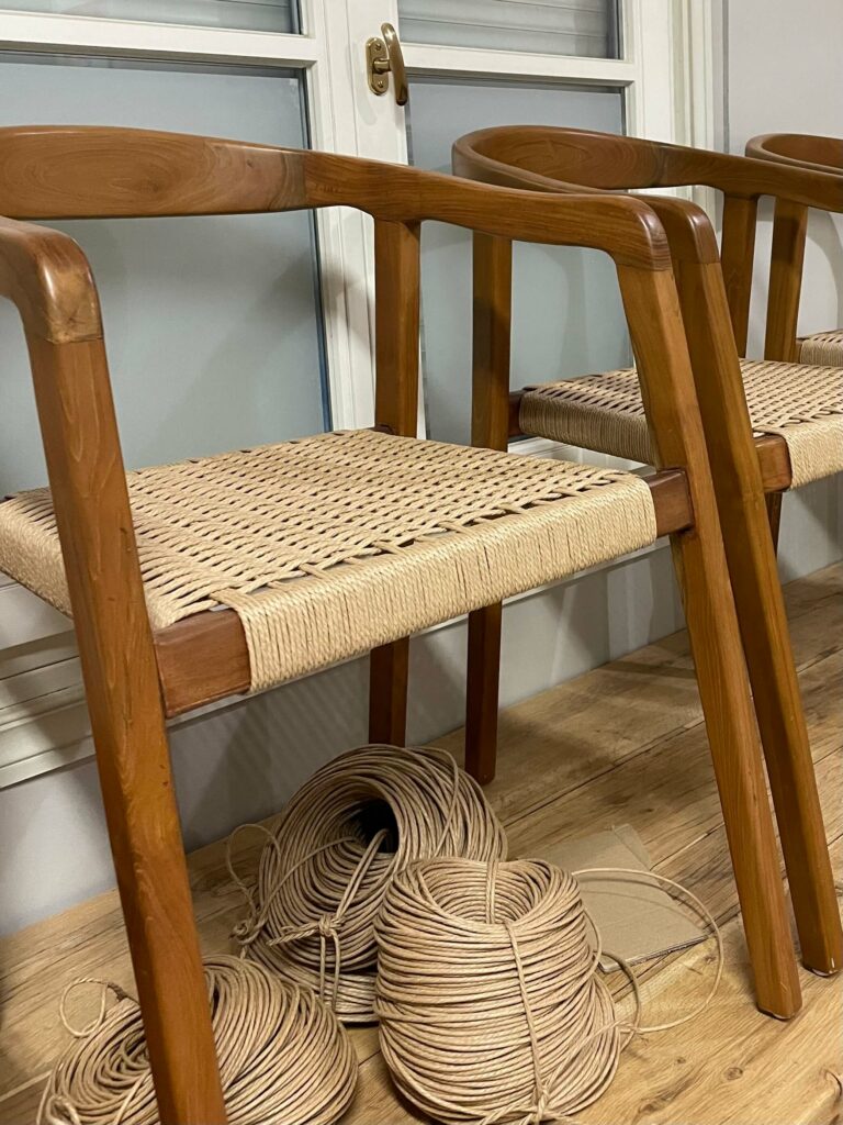 Transformation de chaises fauteuil avec assise en corde danoise tissée à la main